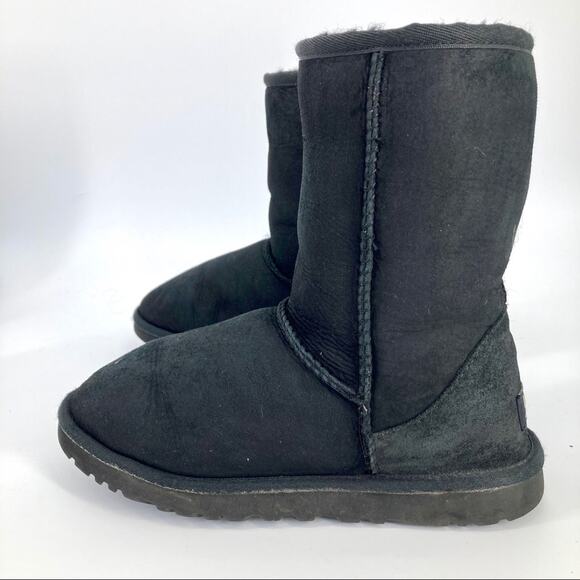 UGG Women's 6 Classic Black Short Boots Sheepskin Shearling - Picture 3 of 7